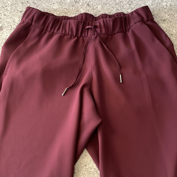 Lululemon Woven On the Fly Jogger in Cassis - Picture 5 of 8